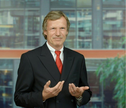 Mann in Anzug mit nach oben zeigenden Handflächen, Thomas Herp GmbH