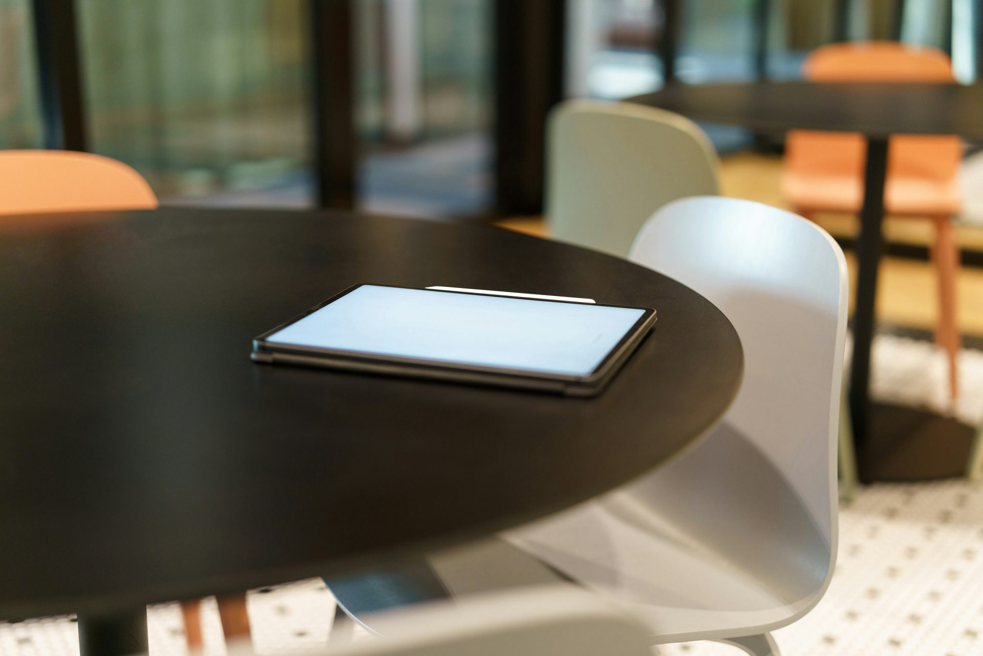 Ein Tablet liegt auf einem Holztisch, Thomas Herp GmbH